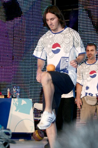 Messi đã bị thử thách bằng màn tâng trái cam và bóng tennis để gia nhập lò đào tạo La Masia. Chỉ 1 tuần nhận thử thách, Messi đã tâng được trái cam 113 và với bóng tennis 120 lần. 