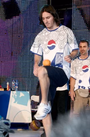 Messi đã bị thử thách bằng màn tâng trái cam và bóng tennis để gia nhập lò đào tạo La Masia. Chỉ 1 tuần nhận thử thách, Messi đã tâng được trái cam 113 và với bóng tennis 120 lần. 