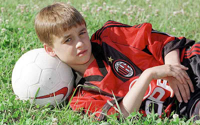 Năm 2000, việc chuyển nhượng các cầu thủ trẻ từ Mỹ Latin sang châu Âu là rất hiếm hoi. Sau Leandro de Petris, Messi là người thứ hai được cha mình gửi sang lò đào tạo La Masia của Barca với niềm tin rằng lò đào tạo này sẽ đưa Messi lên thành cầu thủ chuyên nghiệp. 