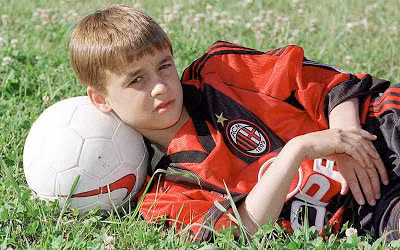 Năm 2000, việc chuyển nhượng các cầu thủ trẻ từ Mỹ Latin sang châu Âu là rất hiếm hoi. Sau Leandro de Petris, Messi là người thứ hai được cha mình gửi sang lò đào tạo La Masia của Barca với niềm tin rằng lò đào tạo này sẽ đưa Messi lên thành cầu thủ chuyên nghiệp. 