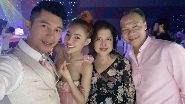 Trước đó, những hình ảnh được cho là được chụp tại lễ đính hôn của cặp đôi cũng từng được hé lộ trên mạng xã hội.