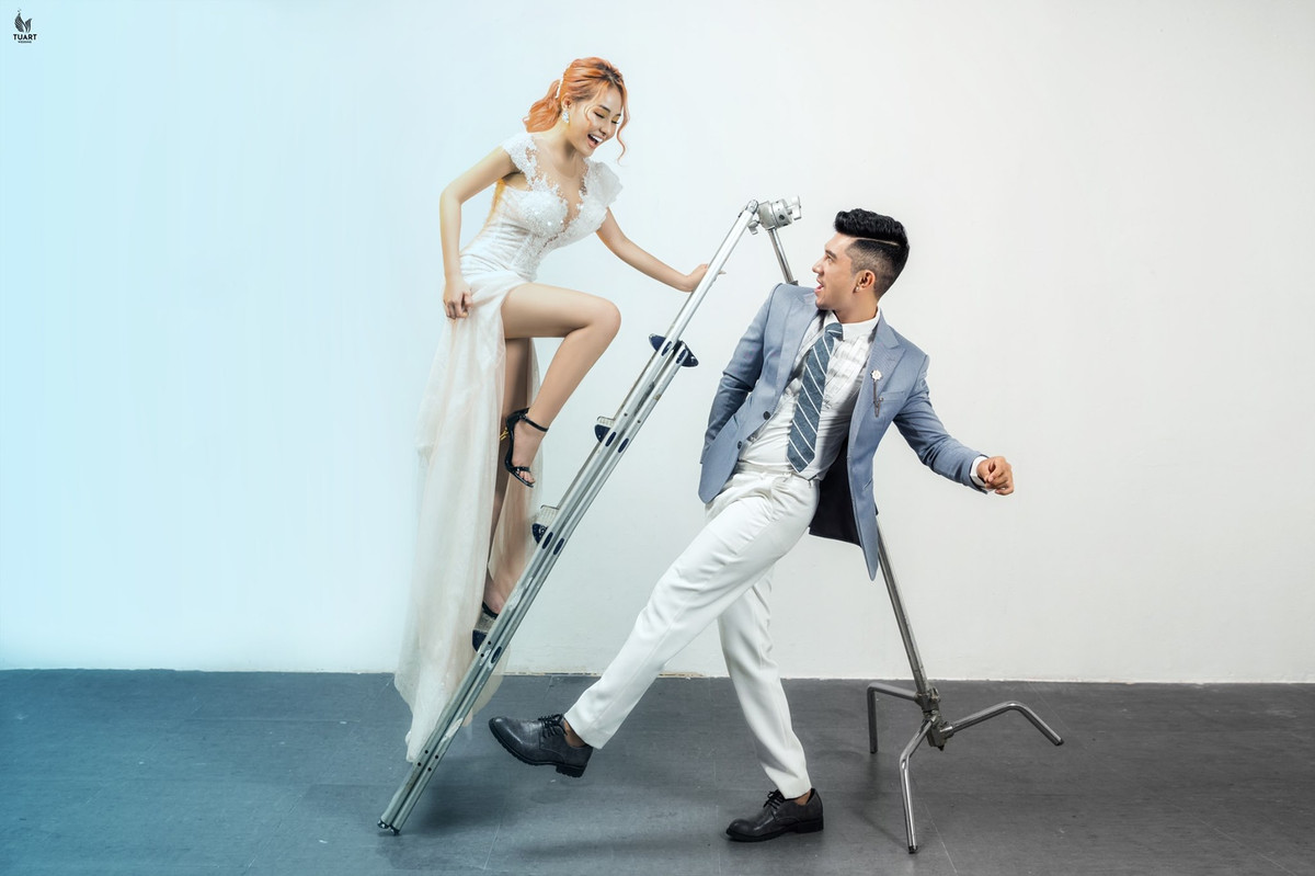 "Gần tới ngày rồi mà dịch quá nên tụi con phải dời lại, mong gia đình thông cảm cho hai đứa" - Nam ca sĩ chia sẻ trên Facebook cá nhân. Bên dưới phần bình luận, nhiều bạn bè, đồng nghiệp tỏ ra khá bất ngờ với thông tin cặp đôi chuẩn bị về một nhà bởi trước đó, hot girl Ngân 98 hay Lương Bằng Quang đều chưa từng hé lộ về việc này.