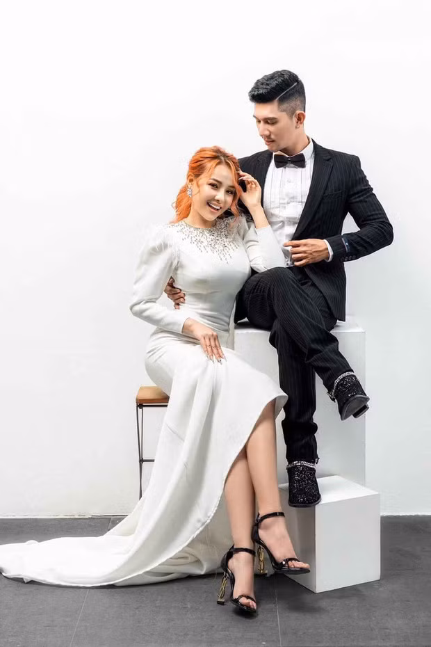 Nhan sắc của Ngân 98 cũng nhận được nhiều lời khen vì sự dịu dàng, xinh đẹp, đúng chuẩn hot girl mạng xã hội.