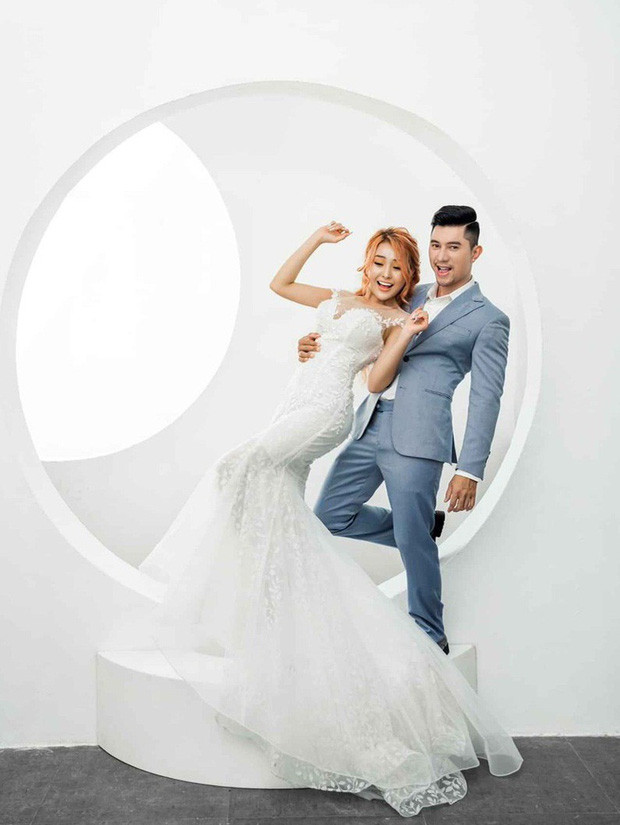 Bộ ảnh cưới của Ngân 98 và Lương Bằng Quang cũng nhận được nhiều lời khen từ phía người hâm mộ. Mặc dù có phong cách khá đơn giản nhưng phong thái, cách tạo dáng của cặp đôi được dân mạng đánh giá cao.