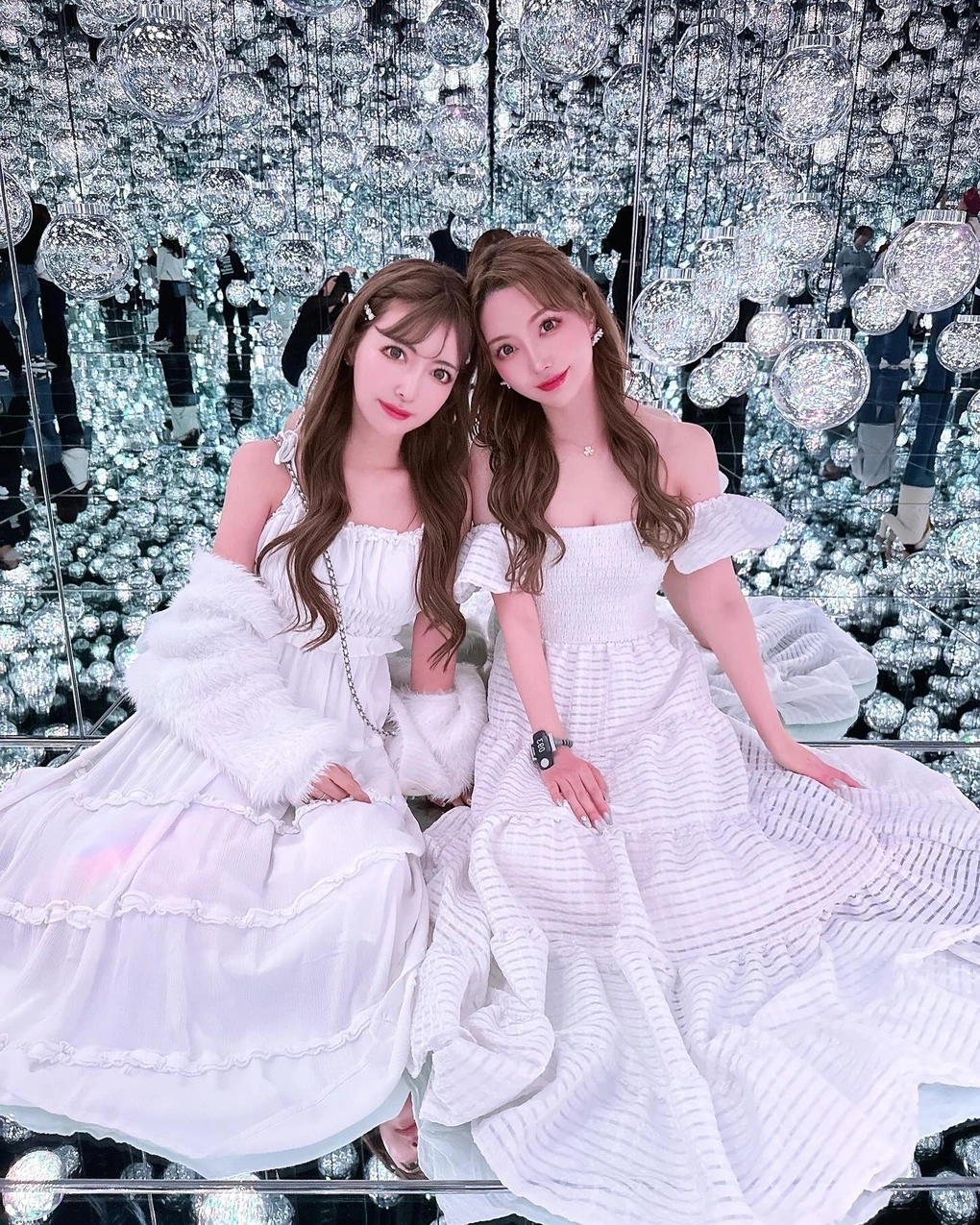 Được biết, hai chị em Chie đã đầu tư khoảng 40 triệu yên (6,6 tỷ đồng) vào các thủ thuật thẩm mỹ, từ tiêm chất làm đầy, căng da mặt cho đến sửa mũi và cắt mí.