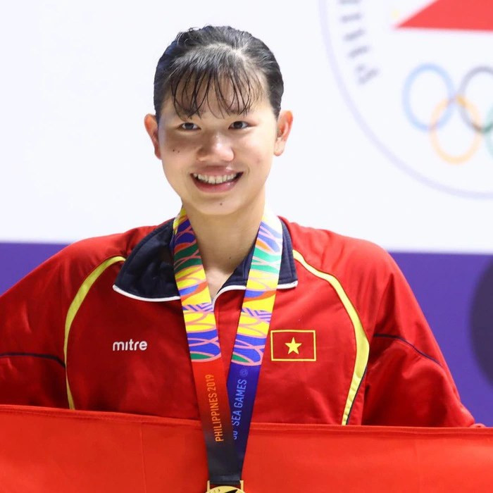 Trước đây, cô nàng giản dị, thậm chí còn không hề trang điểm hay làm đẹp gì.