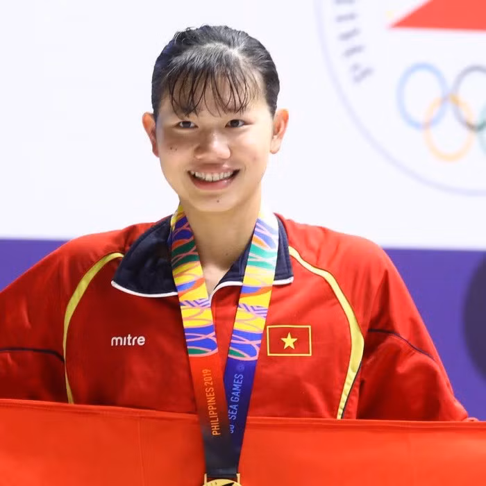 Trước đây, cô nàng giản dị, thậm chí còn không hề trang điểm hay làm đẹp gì.