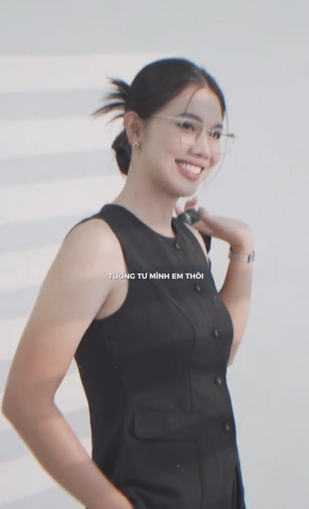 Khác xa với những hình ảnh giản dị thường thấy trong bộ đồ bơi, Ánh Viên trông "sang chảnh" hơn, trẻ trung xinh đẹp hơn khiến nhiều người không thể rời mắt.