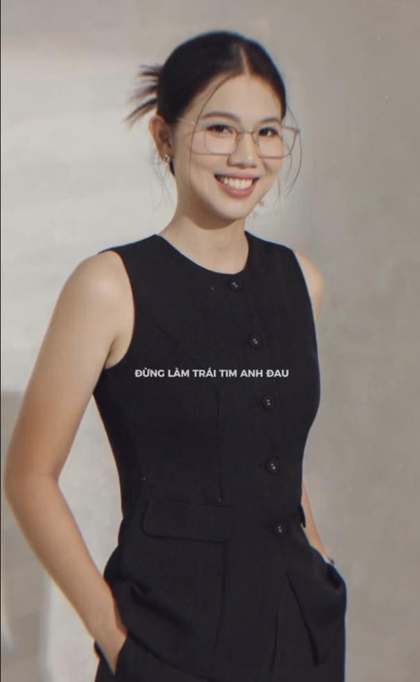 Mới đây, cựu vận động viên Ánh Viên (SN 1996, Cần Thơ) bất ngờ đăng tải loạt hình ảnh trên nền bài nhạc mới được ra mắt của Sơn Tùng khiến nhiều người không khỏi bất ngờ. Cô nàng xuất hiện với hình ảnh chỉn chu, được trang điểm theo lối tự nhiên, diện đồ công sở, thần thái ngút ngàn.