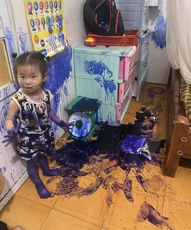 Bé gái biến ngôi nhà thành ''bãi chiến trường'' với vết mực loang lổ