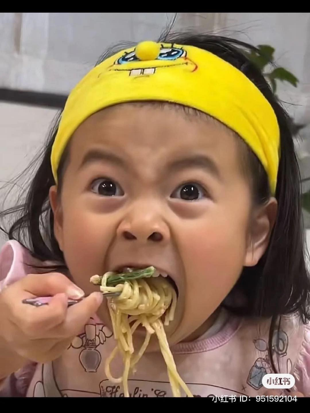 Nhìn biểu cảm này là biết bé gái ''nết na'' cỡ nào