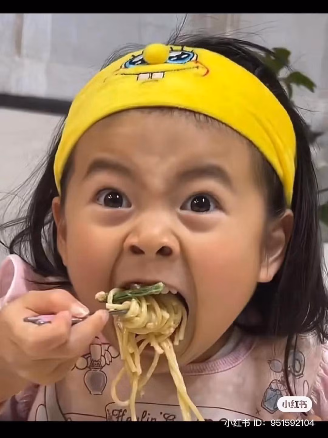 Nhìn biểu cảm này là biết bé gái ''nết na'' cỡ nào