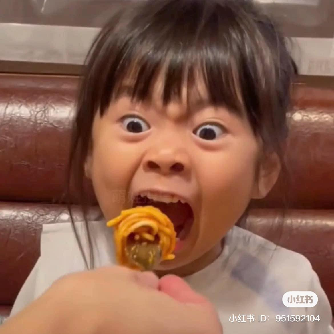 Tuy nhiên nhiều người cũng bình luận rằng: ''Con gái ngày càng được thể hiện cá tính của mình hơn, không cần phải bỏ buộc mình trong lễ nghĩa, quan niệm cũ, bố mẹ có thể từ đó phát huy khả năng của con mình''