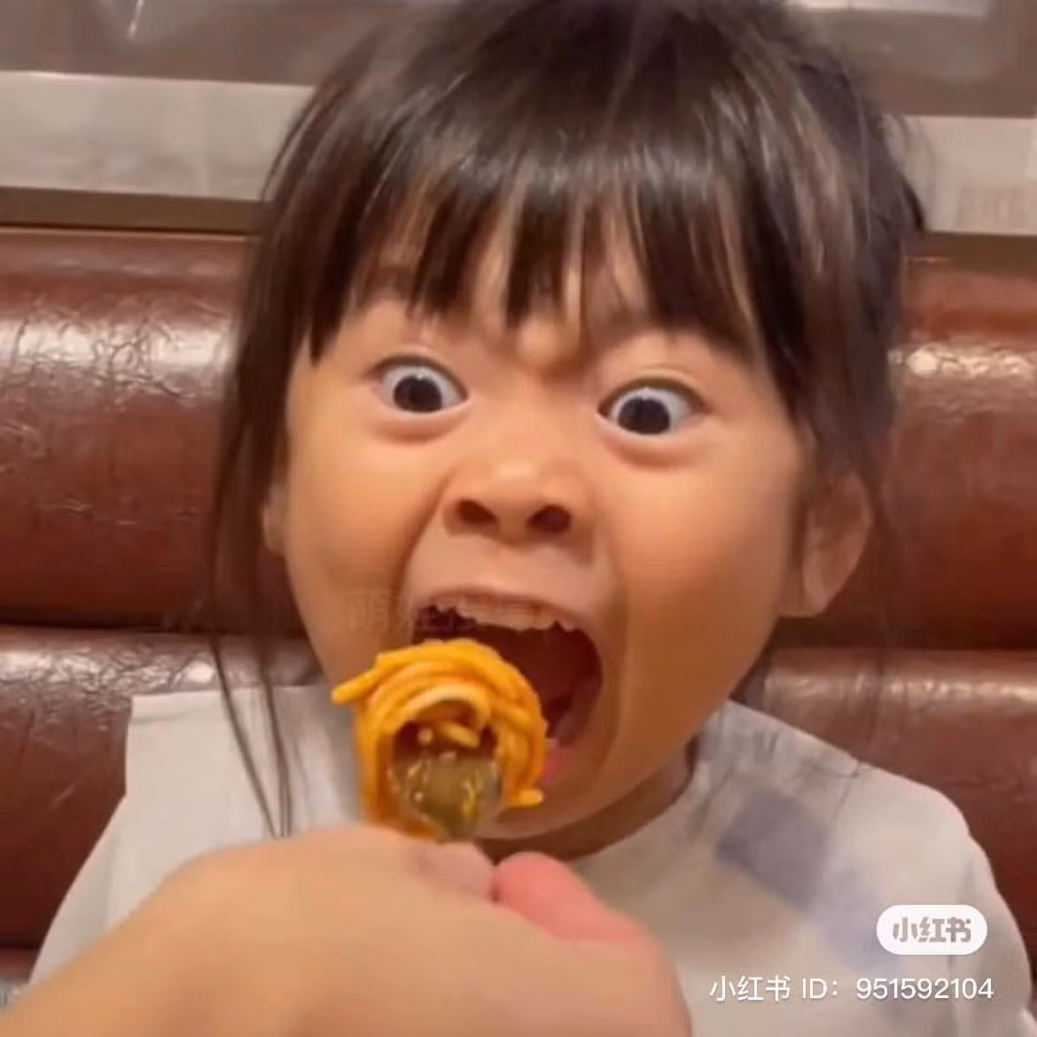 Tuy nhiên nhiều người cũng bình luận rằng: ''Con gái ngày càng được thể hiện cá tính của mình hơn, không cần phải bỏ buộc mình trong lễ nghĩa, quan niệm cũ, bố mẹ có thể từ đó phát huy khả năng của con mình''