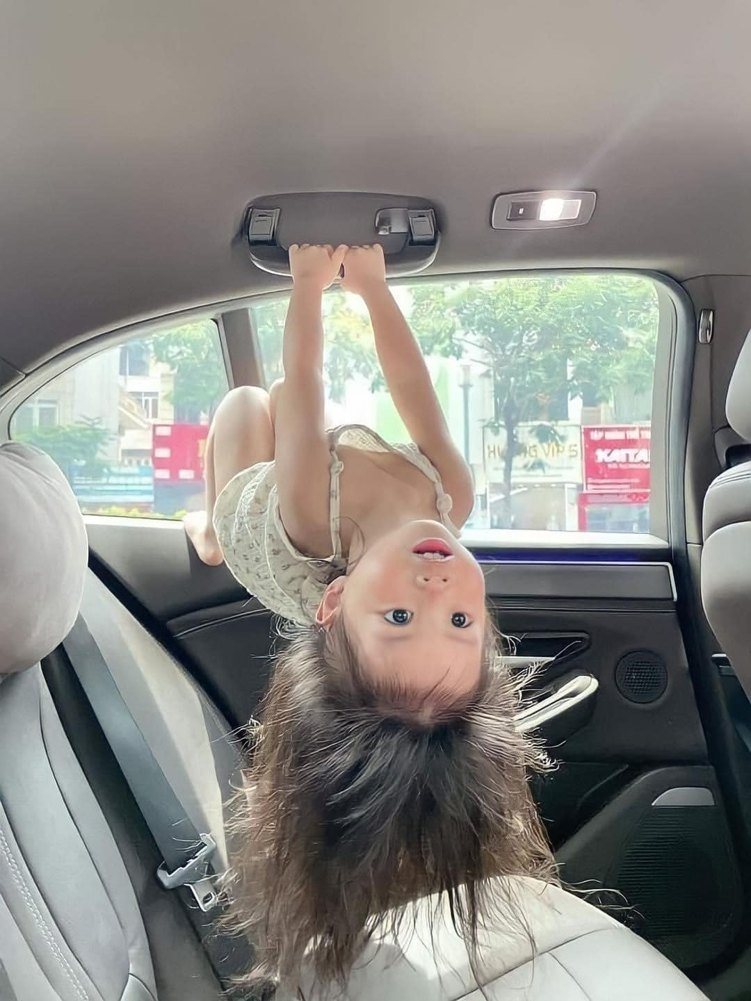 Người ta thường quan niệm đẻ con gái thùy mị, nết na, nuôi đỡ mệt hơn con trai vì không hay nghịch ngợm những trò tai quái