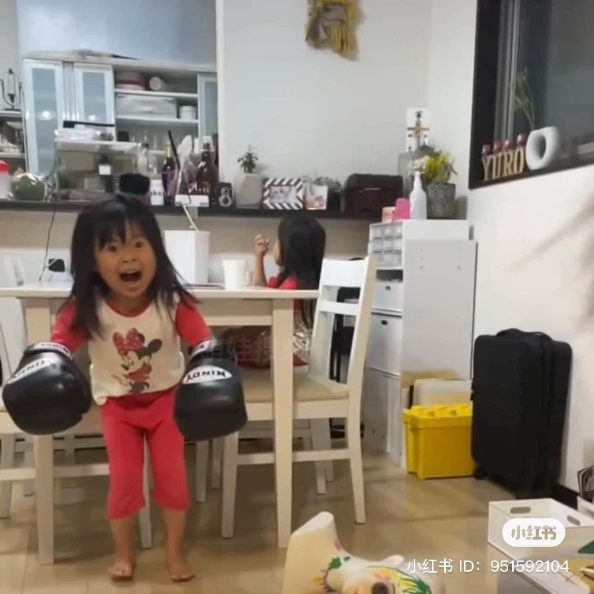 Chắc cô bé này có niềm đam mê với võ thuật lắm đây