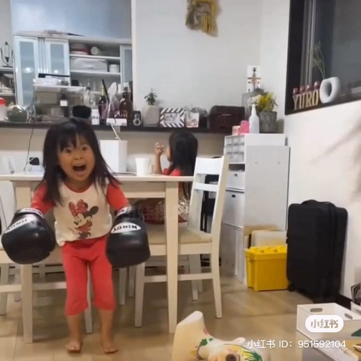 Chắc cô bé này có niềm đam mê với võ thuật lắm đây