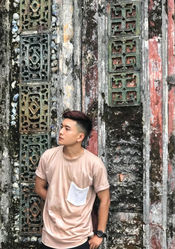 Nhiều người nhận xét, bức ảnh đã thành công ghi được ngoại hình sáng, thần thái xuất sắc và óc nghiêng thu hút mọi ánh nhìn của nam sinh điển trai Việt Hoàng.