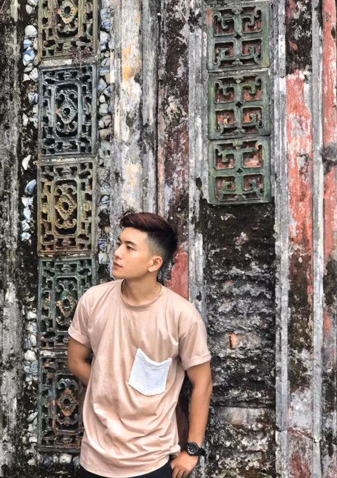 Nhiều người nhận xét, bức ảnh đã thành công ghi được ngoại hình sáng, thần thái xuất sắc và óc nghiêng thu hút mọi ánh nhìn của nam sinh điển trai Việt Hoàng.