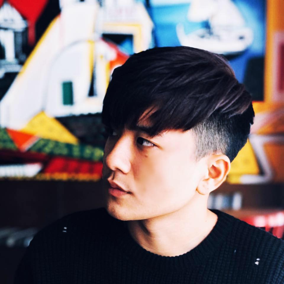 "Bạn này đúng style đẹp lạnh lùng ấy", "Nhìn có kém gì hot boy đâu", "Góc nghiêng thần thánh" là những khen ngợi của dân mạng dành cho Việt Hoàng.