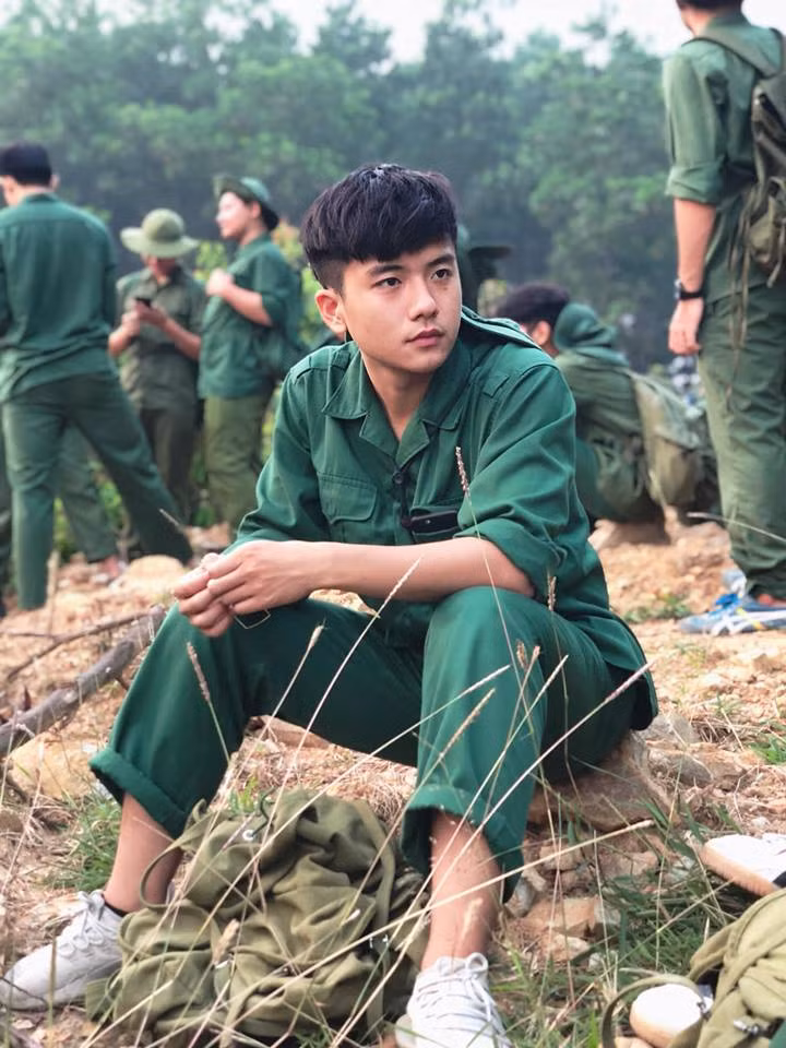 Xuat than voi buc anh quan su, nam sinh FPT duoc dan mang uu ai goi “soai ca“