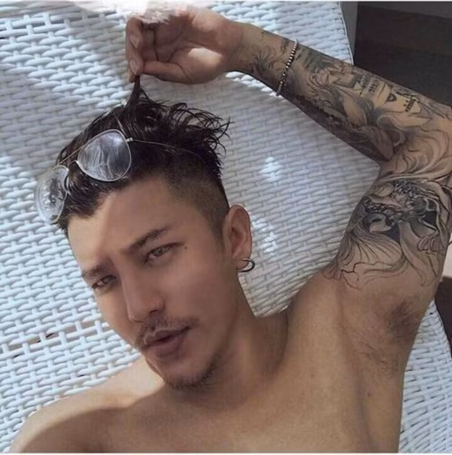 Nhiều người nhận xét hot boy có gương mặt lai rất giống với nam diễn viên điển trai Cao Dĩ Tường của "Gặp gỡ Vương Lịch Xuyên" khiến bao cô gái "tan chảy".