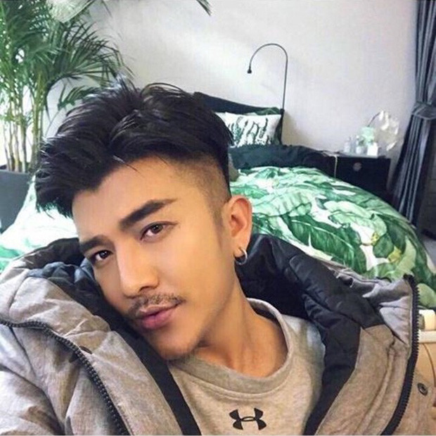 Trước đó, 1 anh chàng luôn xuất hiện với gương mặt nam tính góc cạnh, đuôi mắt dài cuốn hút, chiếc mũi cao thẳng tắp, đôi môi gợi cảm như lai tây đã khiến cho CĐM xôn xao.