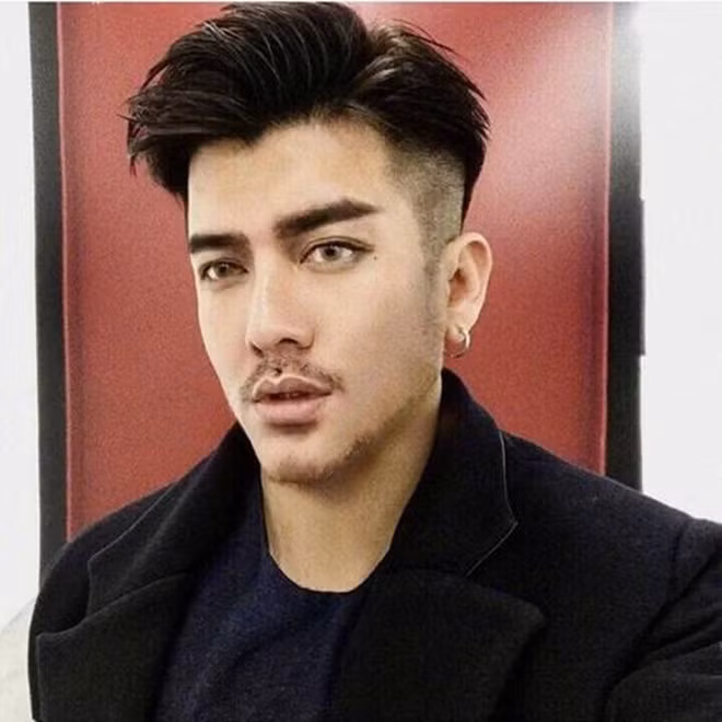 Sau một thời gian dài "sống ảo" với lượng fan hùng hậu, anh chàng soái ca kể trên đã mủi lòng trước những lời thỉnh cầu livestream từ phía cộng đồng mạng và quyết định xuất đầu lộ diện nhan sắc thật khi giao lưu cùng mọi người.