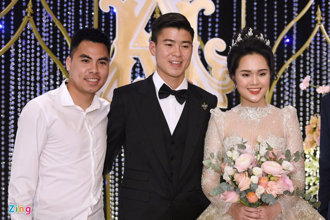 Bên cạnh lời cảm ơn cực tình cảm, Duy Mạnh còn tiết lộ, đêm trước ngày cưới, Đức Huy nằng nặc đòi ngủ chung trước khi đồng đội lấy vợ. Ngay đến Mạnh "gắt" cũng phải thừa nhận rằng "hoàng tử" sở hữu tính cách cục cằn nhưng lại là người sống có tâm.