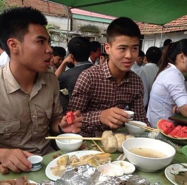 Tấm ảnh Đức Huy và Duy Mạnh cùng đi ăn cỗ cách đây nhiều năm liên tục bị người hâm mộ đem ra trêu đùa.