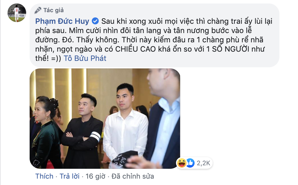 Người em trai thân thiết đi lấy vợ, Đức Huy cũng ngậm ngùi đăng tải một bức hình buồn thiu, mặt như mất sổ gạo cùng tâm sự: "Sau khi xong xuôi mọi việc thì chàng trai ấy lùi lại phía sau. Mỉm cười nhìn đôi tân lang và tân nương bước vào lễ đường. Thấy không, thời này kiếm đâu ra chàng phù rể nhã nhặnm ngọt ngào và có chiều cao khá ổn".