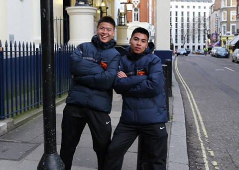 Đức Huy và Duy Mạnh cùng trưởng thành ở lò đào tạo Hà Nội FC. Tại trận chung kết lịch sử giữa Việt Nam với Thái Lan cách đây 10 năm, cả hai đều có mặt trong sân để làm nhiệm vụ...nhặt bóng.