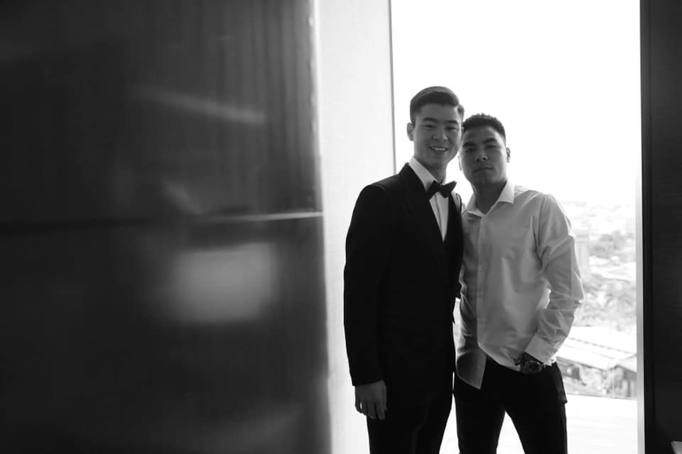 "Có ông anh nhiệt tình, tâm huyết, yêu thương em thật sự. Trước khi lấy vợ chăm sóc, tiếp khách rồi làm đủ việc cho em nó", không chỉ vậy, hậu vệ Duy Mạnh còn hài hước gọi đồng đội là "ông anh nhiều lông lá" khiến người hâm mộ cười ngất.