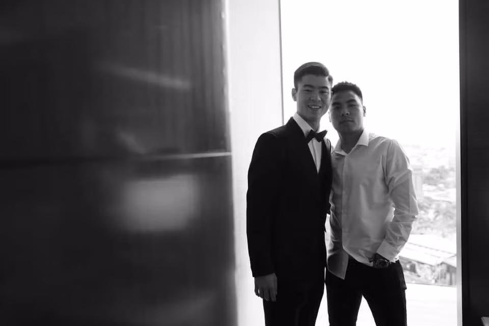 "Có ông anh nhiệt tình, tâm huyết, yêu thương em thật sự. Trước khi lấy vợ chăm sóc, tiếp khách rồi làm đủ việc cho em nó", không chỉ vậy, hậu vệ Duy Mạnh còn hài hước gọi đồng đội là "ông anh nhiều lông lá" khiến người hâm mộ cười ngất.