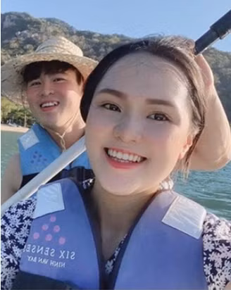 Thấy rõ khuôn mặt của Duy Mạnh đã xuất hiện nọng cằm, trò hơn hẳn so với "công chúa béo".