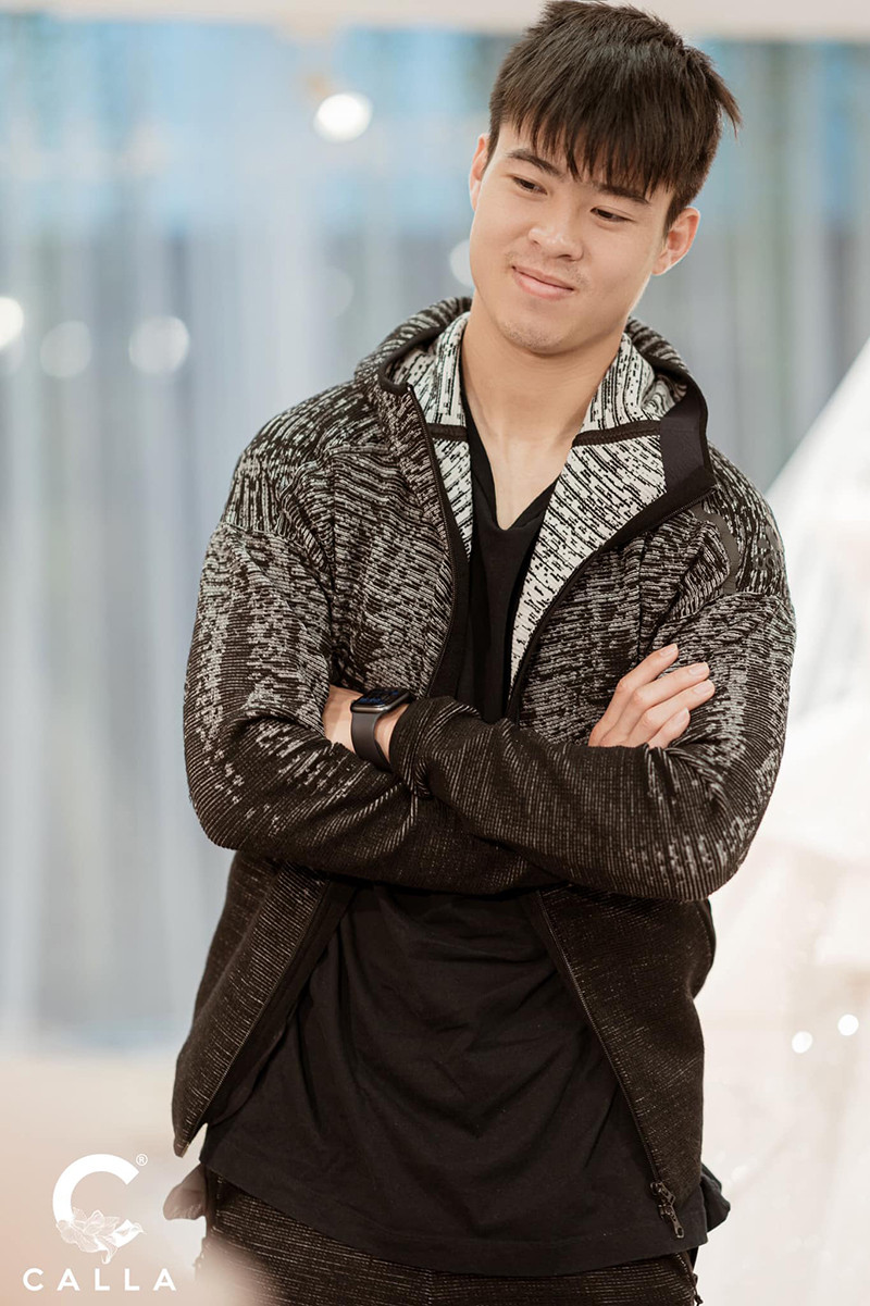 Trước khi tổ chức đám cưới, Duy Mạnh đưa vợ đi thử và chọn váy cưới. Khi những tấm hình này được đăng tải trên mạng xã hội, nhiều người không khỏi bất ngờ khi thấy hậu vệ Hà Nội FC xuống sắc.