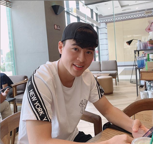  Cầu thủ Duy Mạnh vốn dĩ sở hữu ngoại hình điển trai, nụ cười tươi rói với má lúm cực duyên. Luyện tập thể thao từ nhỏ nên anh có thân hình săn chắc, cân đối.