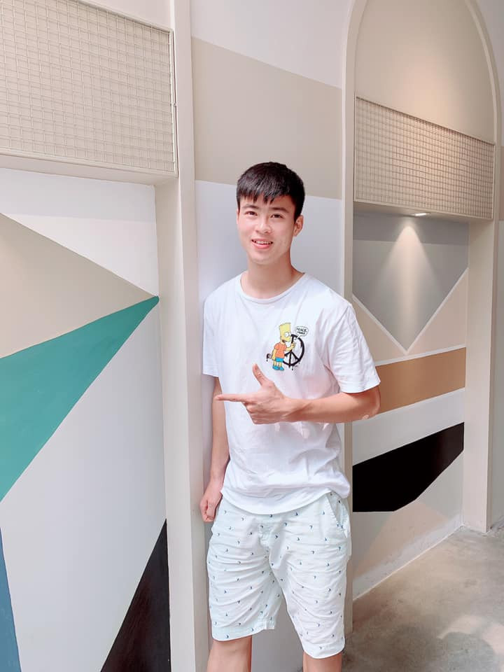 Thế nhưng thời gian gần đây, người hâm mộ bắt đầu tìm ra loạt ảnh so sánh cầu thủ điển trai nhất nhì đội tuyển Việt Nam xuống sắc, tăng cân không phanh kể từ sau khi kết hôn. Chẳng thế mà có người đùa rằng vợ Duy Mạnh "dùng chồng như phá".