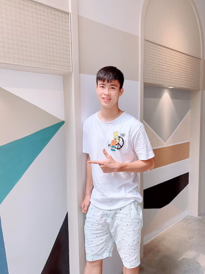 Thế nhưng thời gian gần đây, người hâm mộ bắt đầu tìm ra loạt ảnh so sánh cầu thủ điển trai nhất nhì đội tuyển Việt Nam xuống sắc, tăng cân không phanh kể từ sau khi kết hôn. Chẳng thế mà có người đùa rằng vợ Duy Mạnh "dùng chồng như phá".