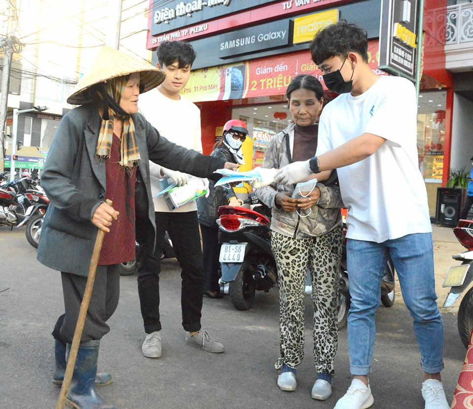 Tiện vệ của CLB HAGL ân cần gửi từng chiếc khẩu trang đến tất cả mọi người đi đường. Anh chàng không ngần ngại đứng ngoài phố nhiều giờ liền để phát khẩu trang miễn phí giúp người dân tránh dịch corona.