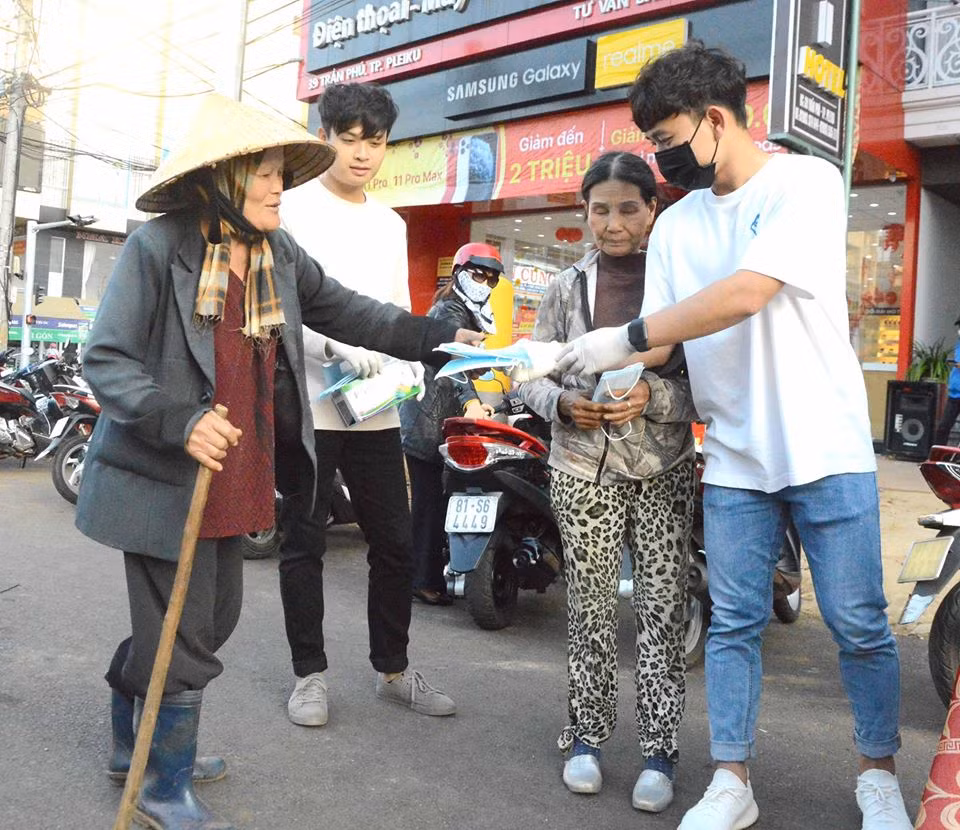 Tiện vệ của CLB HAGL ân cần gửi từng chiếc khẩu trang đến tất cả mọi người đi đường. Anh chàng không ngần ngại đứng ngoài phố nhiều giờ liền để phát khẩu trang miễn phí giúp người dân tránh dịch corona.