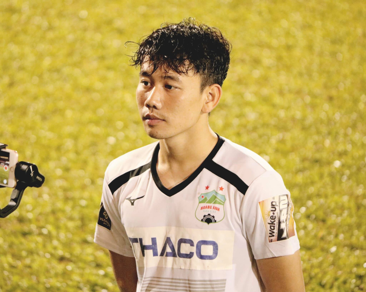 Tien ve Minh Vuong dung duong phat khau trang mien phi ngua dich corona