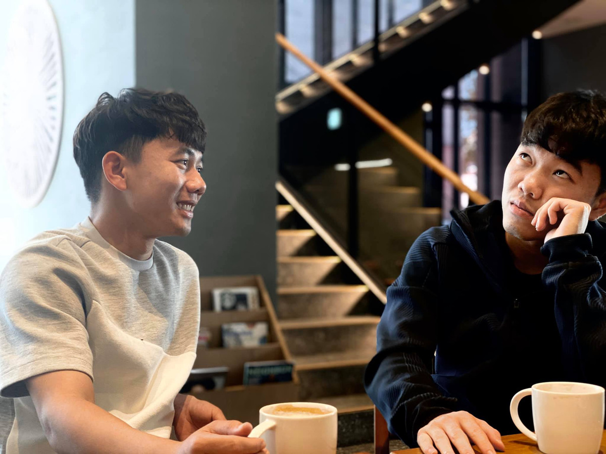 Minh Vương được đánh giá là cầu thủ thân thiện, luôn quan tâm tới bạn bè và các đồng đội. Trong thời gian Xuân Trường điều trị chấn thương tại Hàn Quốc, anh chàng cũng dành toàn bộ kỳ nghỉ của mình để sang thăm.