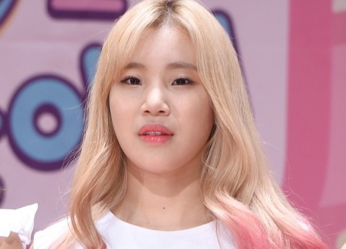 Nói đến làng giải trí Hàn Quốc chắc chắn ai cũng nghĩ đến những idol đẹp trai, xinh gái và có nét na ná giống nhau. Vì vậy, một nữ ca sĩ có ngoại hình kém bắt mắt như JooE được coi là "của lạ".