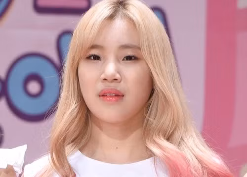 Nói đến làng giải trí Hàn Quốc chắc chắn ai cũng nghĩ đến những idol đẹp trai, xinh gái và có nét na ná giống nhau. Vì vậy, một nữ ca sĩ có ngoại hình kém bắt mắt như JooE được coi là "của lạ".