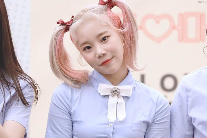 "Ảnh ID của JooE! Các bạn có muốn cái này không?" - Tài khoản chú thích. Trong hình, JooE có mái tóc đen dài, khuôn mặt hài hòa chẳng hề giống "phiên bản gốc".