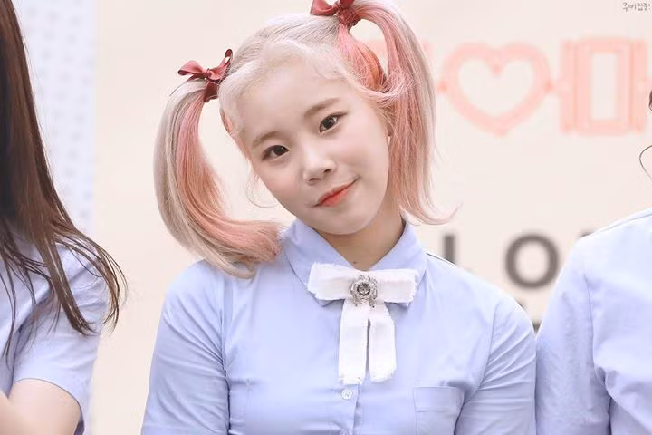 "Ảnh ID của JooE! Các bạn có muốn cái này không?" - Tài khoản chú thích. Trong hình, JooE có mái tóc đen dài, khuôn mặt hài hòa chẳng hề giống "phiên bản gốc".