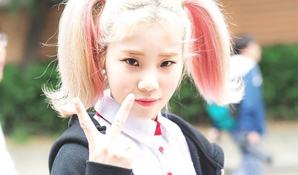 "Tôi chẳng thế nhận ra cô ta, đâu có giống gì đâu nhỉ. Trông JooE bình thường xấu xí lắm mà, sao giờ lại xinh bất ngờ vậy?", "Lý do ảnh và người khác lạ chỉ có thể là photoshop quá đà mà thôi. Tôi chắc chắn cô ta sẽ không qua nổi an ninh sân bay với bức hình này" - Dân mạng Hàn Quốc ác ý bình luận.