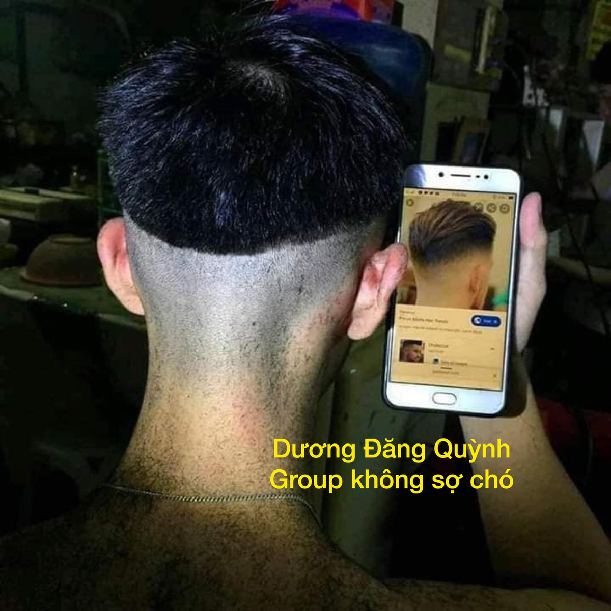 Một pha cắt tóc cực kỳ cồng kềnh và chẳng liên quan đến hình mẫu. Mái đầu undercut thời thượng bỗng trở thành kiểu "úp bát" trong một nốt nhạc. Đúng là sai một ly, đi một dặm.