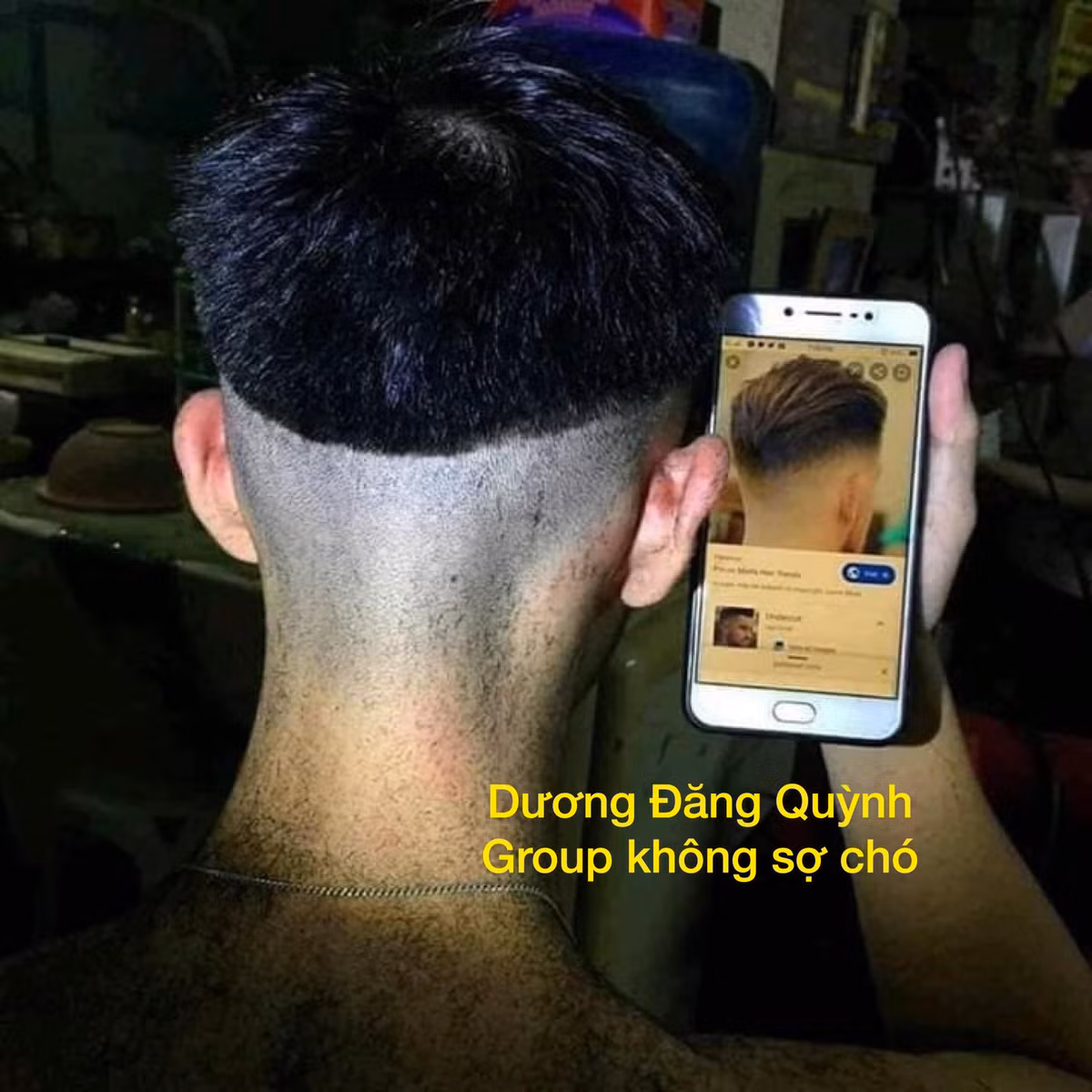 Một pha cắt tóc cực kỳ cồng kềnh và chẳng liên quan đến hình mẫu. Mái đầu undercut thời thượng bỗng trở thành kiểu "úp bát" trong một nốt nhạc. Đúng là sai một ly, đi một dặm.